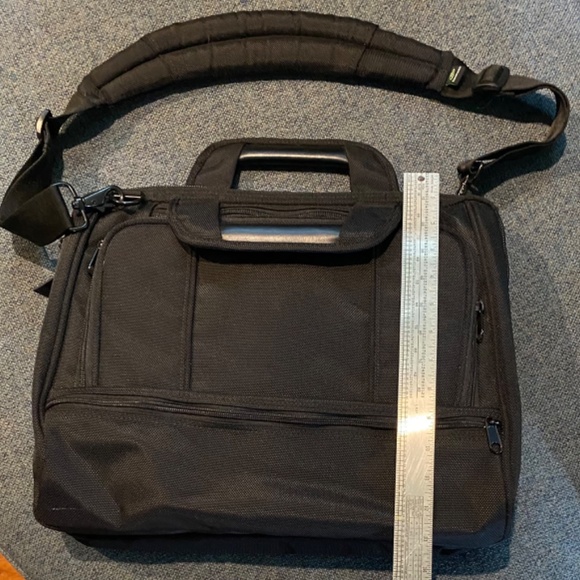 Brenthaven 16” x 13 1/2” Computer Bag Lightweight  Black Like New, Luggage strap - Picture 11 of 14